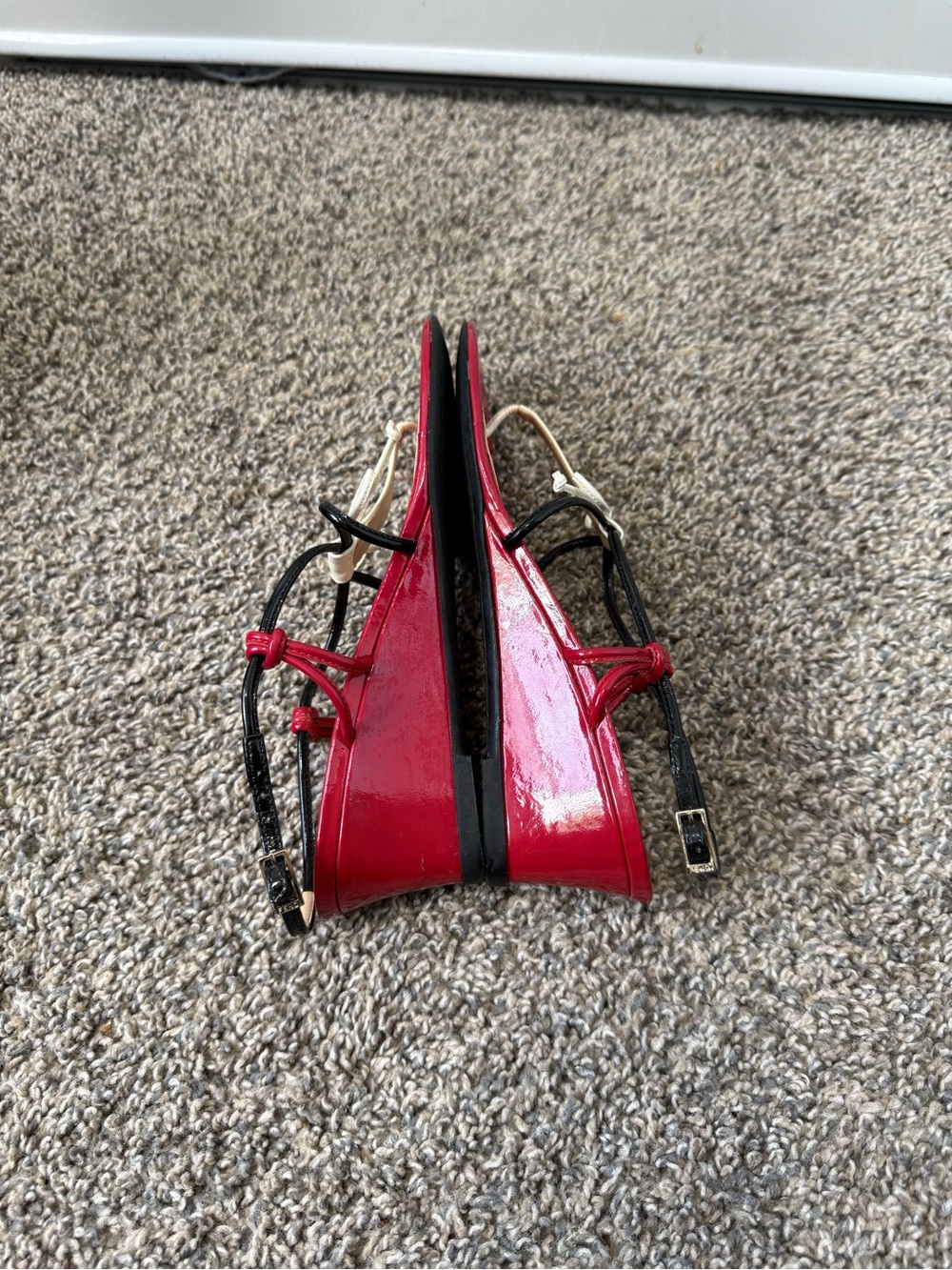 Fendi Red Patent Leather Thong Sandals with White Toe Accent and Black Straps - Picture 3 of 4